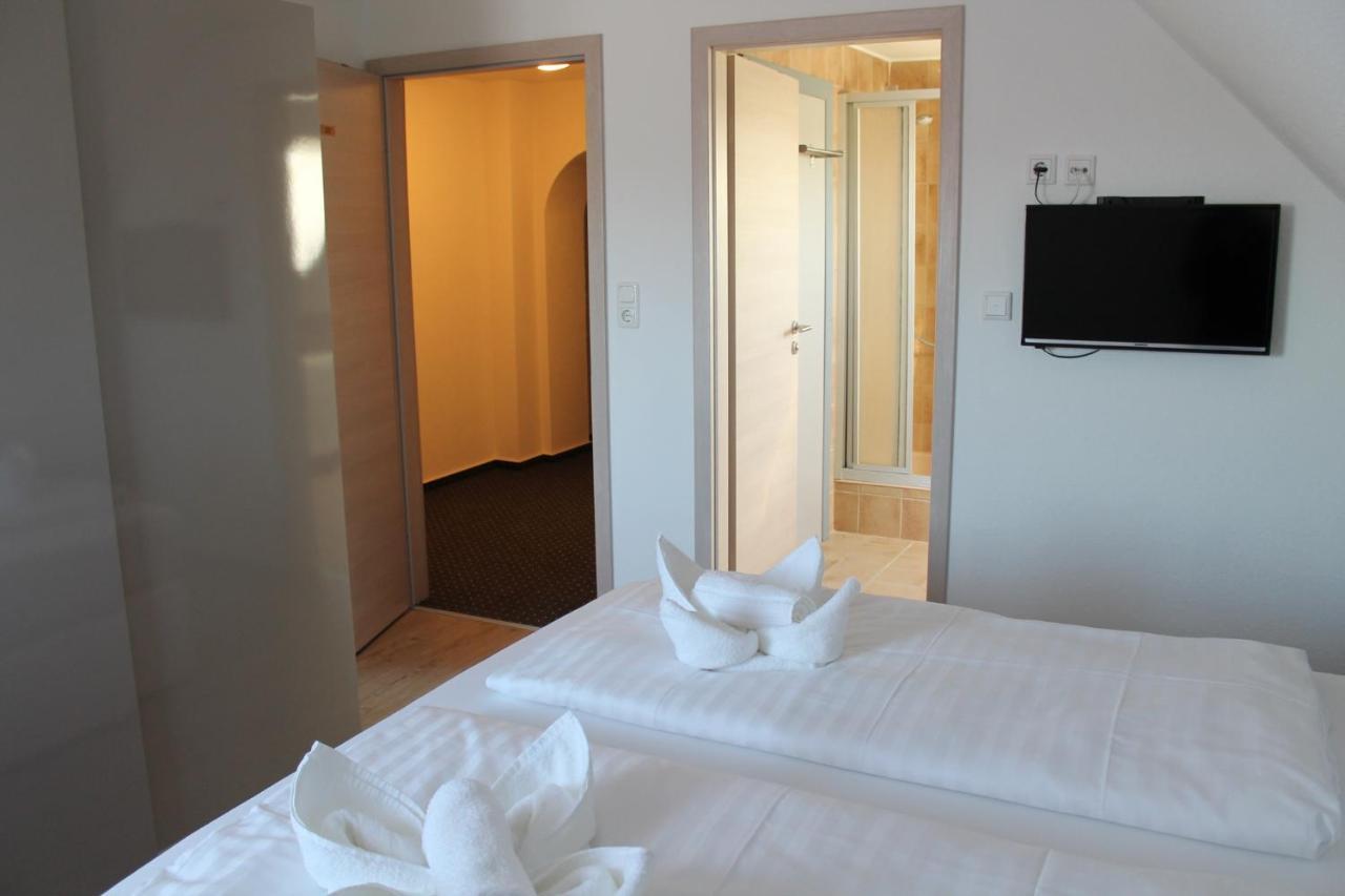 Отель Gastehaus Hubertushof - 24H Check-In Hausen  Экстерьер фото